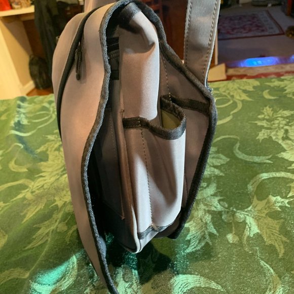 Kenneth Cole Reaction - Cross Body Army-Green Purse - Picture 5 of 11